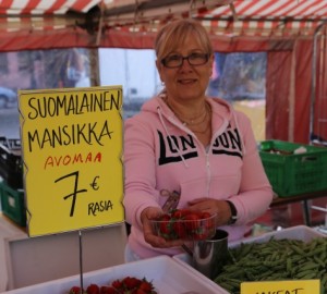 Sirpa Päivinen myi kotimaista mansikkaa Töölän torilla veljensä Tero Forsselin myyntipaikalla.