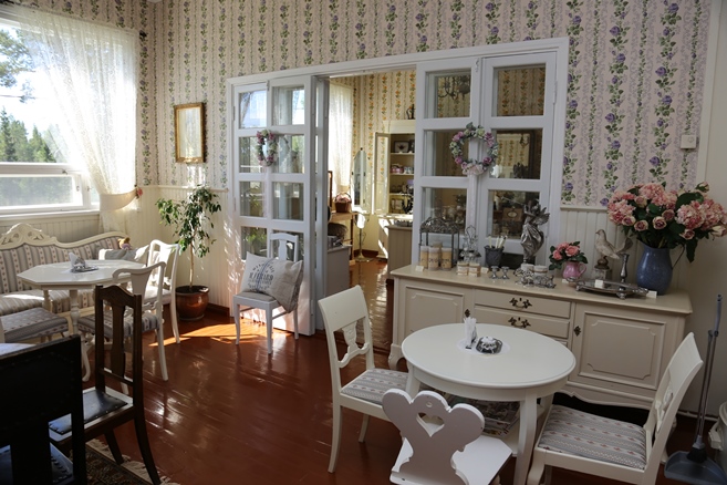 Kahvilan huonekalut on hankittu kirpputoreilta ja kunnostettu itse. 