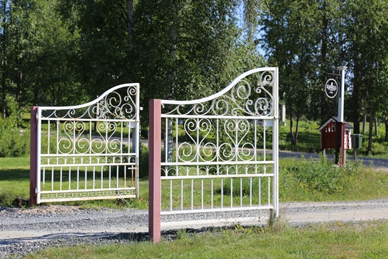 Portti Korpihillaan on maalattu puhtaan valkoiseksi niin kuin muutkin pihan kalusteet.