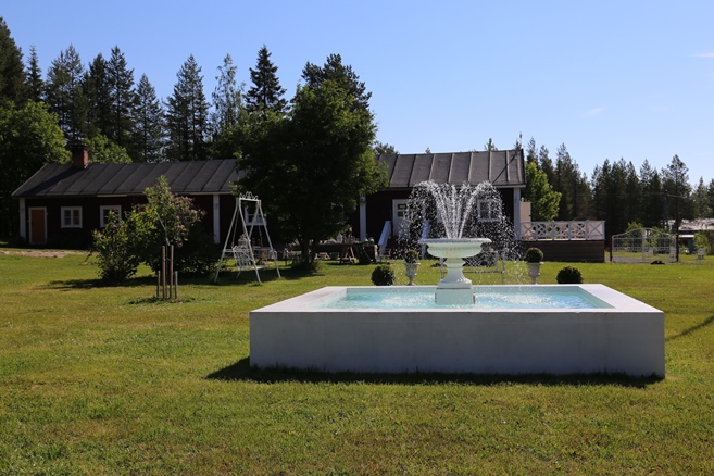 Vesiaiheen rakentamiseen käytettiin 10 kuutiota betonia. Taustalla on Maalaispuoti Mamselli.