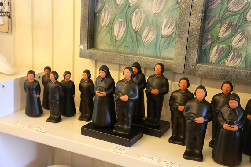 Vuokko on valmistanut keraamisia körttipareja 30 vuoden ajan ja tytär on suunnitellut kuvan körttimukeihin.