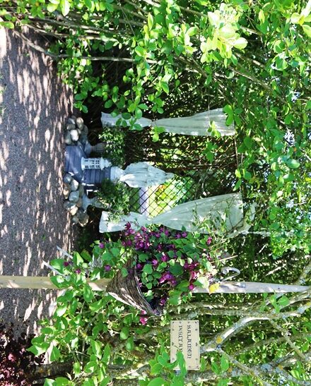 Salainen puutarha on hiljentymispaikka. Maria-patsasta reunustavat pitsiverhot. 