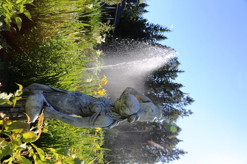 Rebecca-patsas on sijoitettu lammen läheisyyteen. 