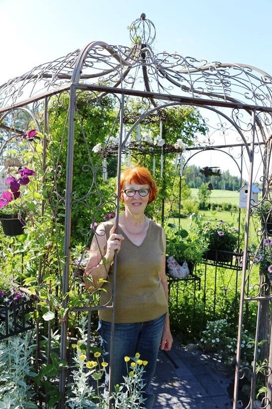Vuokko Korkeamäki sanoo puutarhan olevan hyvä insipiraation lähde.