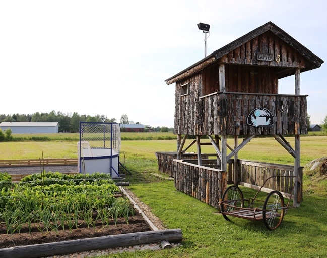 Isä on toteuttanut pikkupojan unelman omasta majasta. 