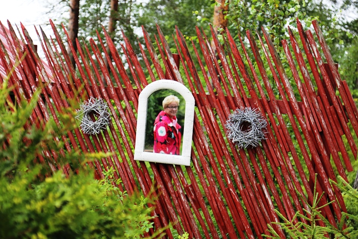 Kangasmetsästä löytyy monia Vuokon askartelutöitä.