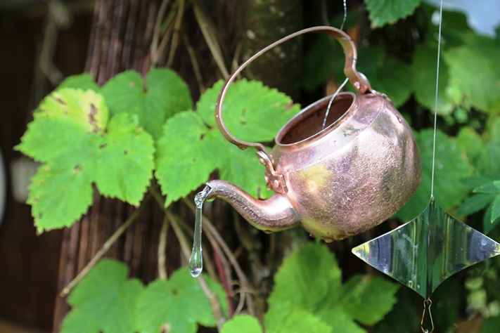 Se mikä pannusta tulee ei ole vesitippa vaan kristallia.