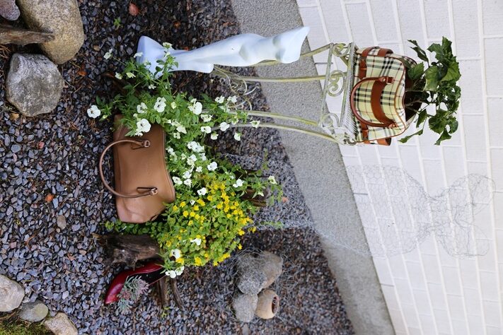 Ruukkujen asemasta kukat voi istuttaa myös laukkuihin ja korkokenkiin. Näissä kukkivat orvokit ja suikeroalpi.