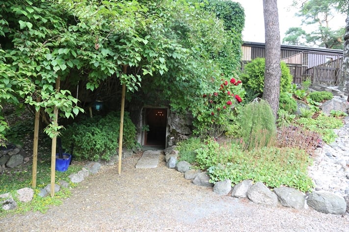 Maakellari on kätkeytynyt runsaan villiviini- ja pihasyreenikasvuston alle.