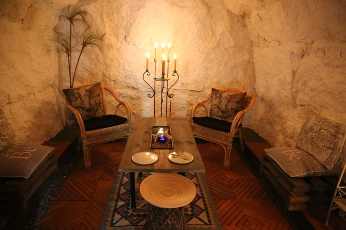 Aila on kunnostanut maakellarin kalkitsemalla seinät. Se on tunnelmallinen ja energisoiva tila.