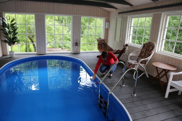 Rakennuksella suojattu uima-allas ei roskaannu.