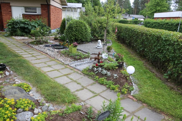 Luonnonkivet ja vuolukivet ovat tärkeässä osassa Annelin puutarhassa.