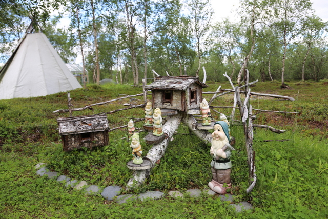 Puutarhatontuille on askarreltu lappilaiset asumukset.