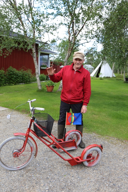 Klemetin tekemä rollaattori sopii kivikkoisemmallekin tielle. Saamen lipussa on kaksivärinen ympyrä, jonka sininen osa kuvaa kuuta ja punainen osa aurinkoa. 