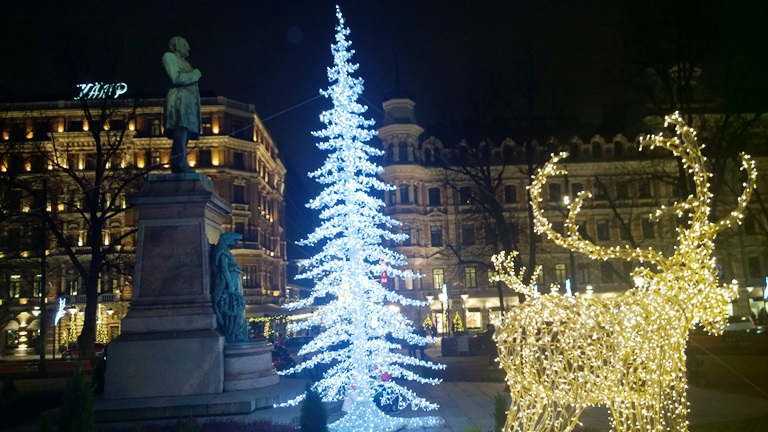Helsingin Esplanadilla, etenkin Runebergin patsaan vaiheilla, on runsaasti jouluvaloja.