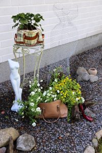 Ruukkujen asemasta kukat voi istuttaa myös laukkuihin ja korkokenkiin. Näissä kukkivat orvokit ja suikeroalpi.