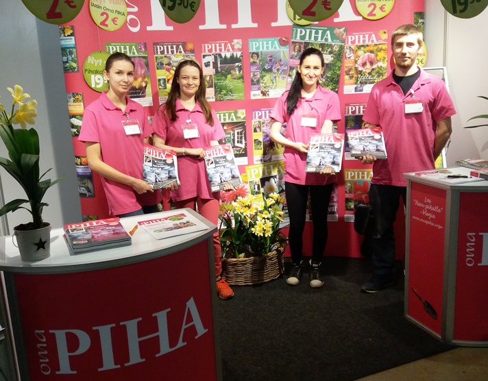 Oma PIHA -lehden osastolla nuoret esittelivät uusinta numeroa.